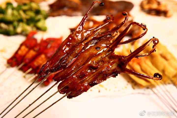 还有现杀现做的烤牛蛙,肉质饱满,非常有嚼头还有各种精致小串,一口