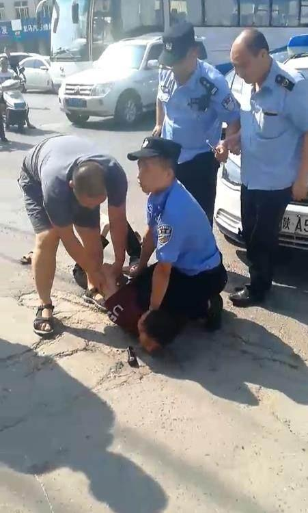 11月22日,中午12点左右,辽宁省葫芦岛市建昌县第二小学校门前,一群小