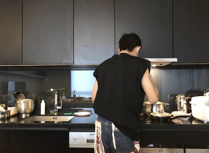 俞彬会做饭的男生连背影都充满魅力