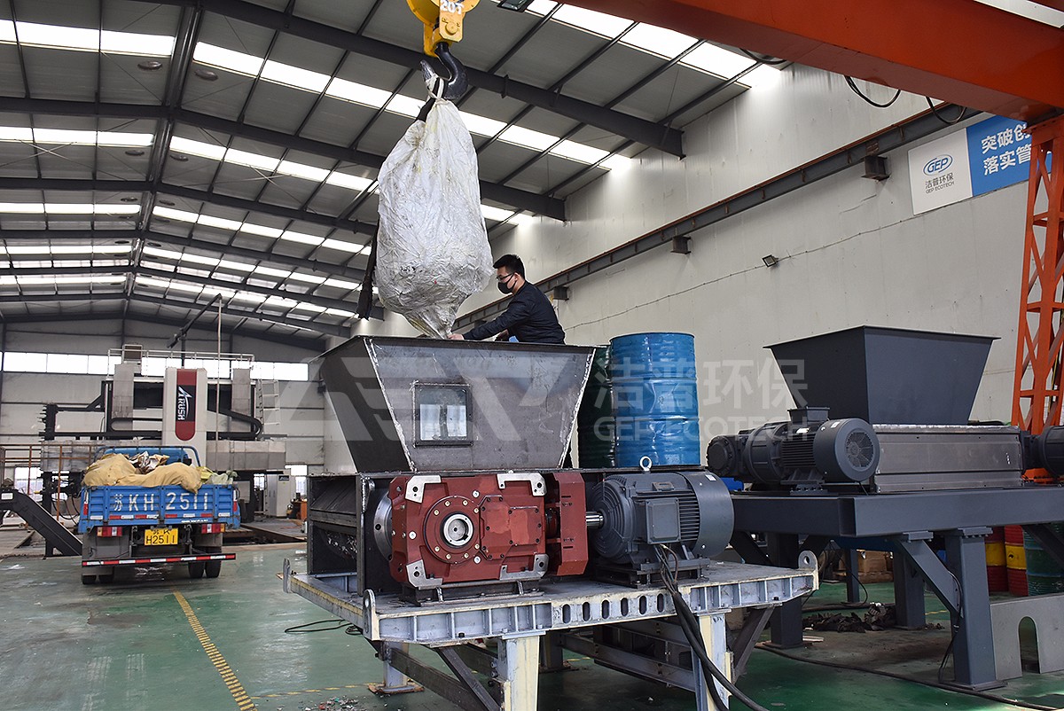 洁普环保智能绞绳破碎机轻松撕碎绞绳等废料,产量可达每小时15吨