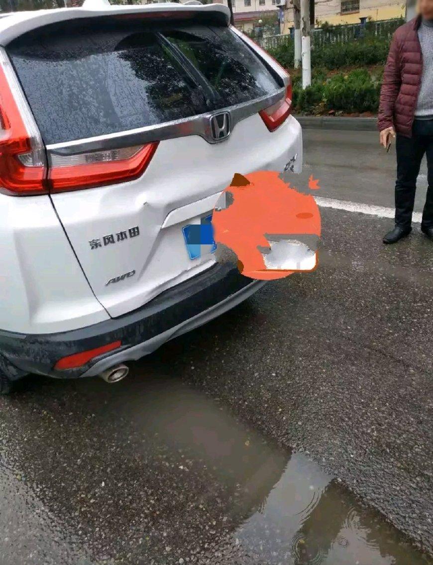 大货车车头一样的挨受损,但对大货车来说都是小事,而本田cr-v被撞后