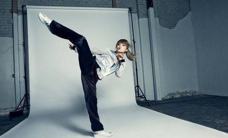 甄子菁长得这么美,还有如此好的功夫,至于为什么不红,当然与她演得少