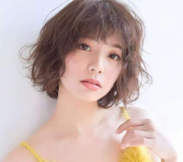 自来卷短发拉直会怎么样?其实拉直没必要,烫卷