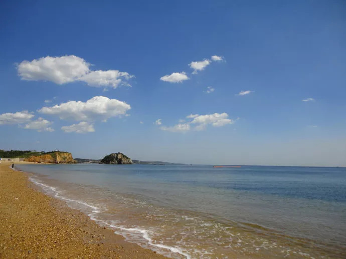 这里的视野很开阔,海水清澈度和沙质都比市区的海滩更胜一筹.