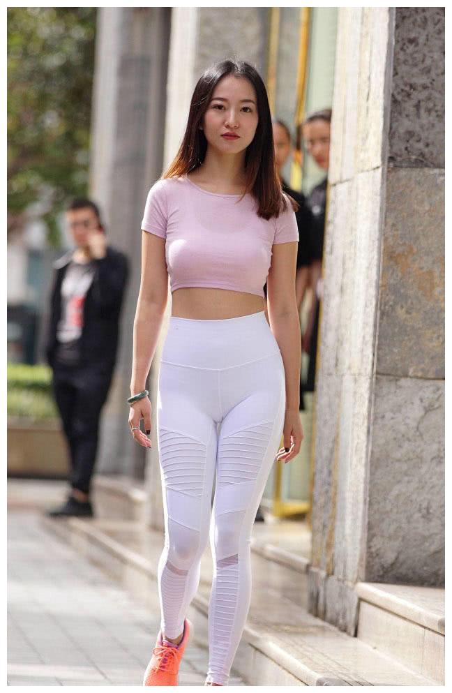 街拍美女:一大早就出来晨练的小姐姐紧身裤穿出迷人身形