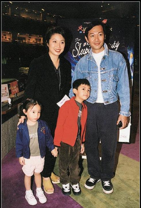 57岁江华近照,儿子长相随妈,旧爱倾家荡产要告他,嫪毐已成回忆