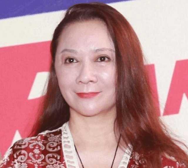 年轻时整容没发现问题, 现在上了年龄, 蔡明终于受不了了