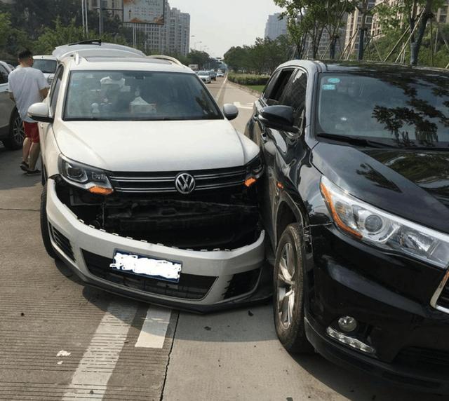 汉兰达遭大众途观侧面碰撞网友这一撞刷新了我对日系车的看法