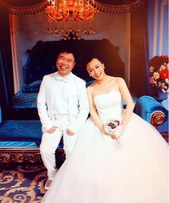 41岁肖剑全家福:妻子生娃前神似翁虹,一儿一女都到了上学年纪