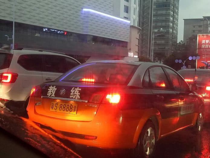 这些年来,奔驰,宝马,保时捷等教练车层出不穷,抛开车牌不谈,其实这六