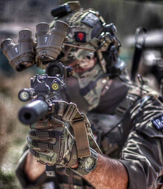 看外国雇佣兵与警察还有特种兵的装备这一身行头价值不菲