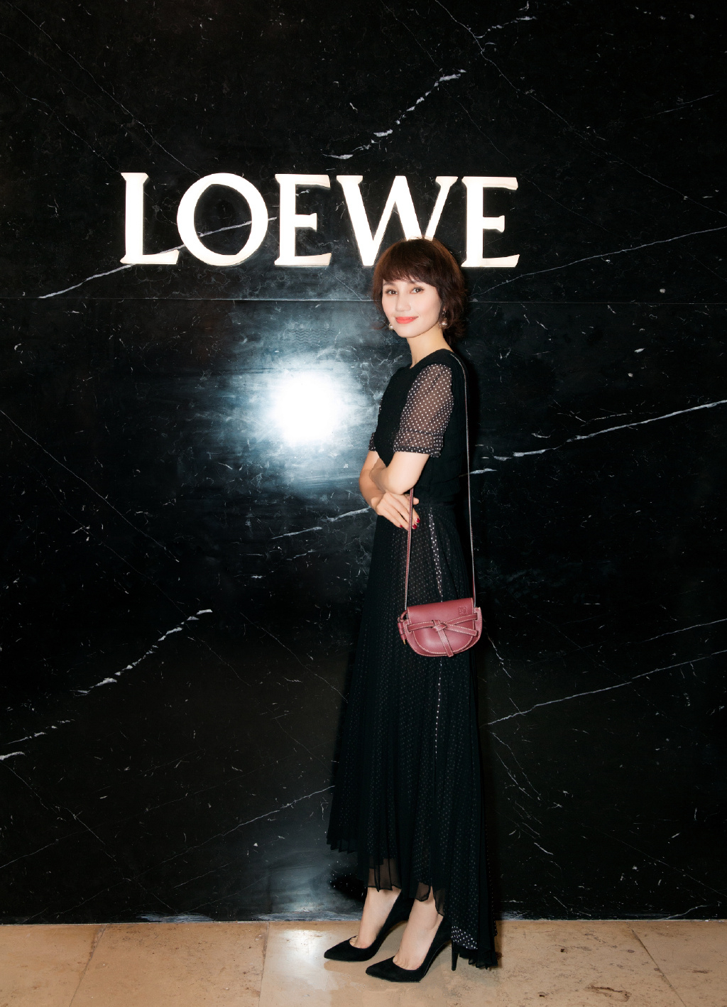 袁泉亮相loewe南京德基广场开店活动,她身穿一件loewe罗意威黑色拼接