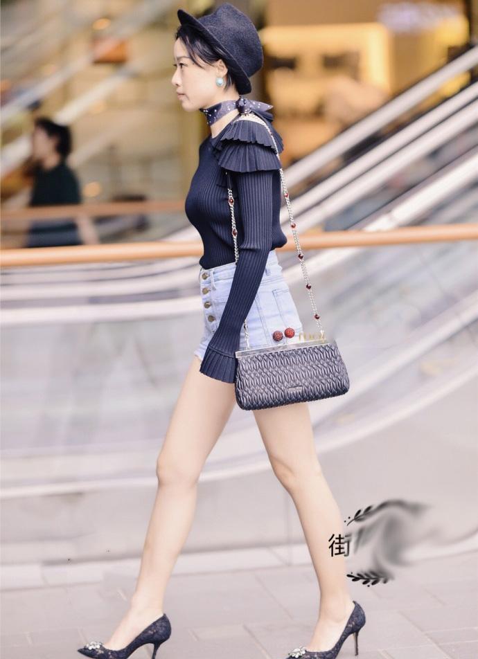 路人街拍超级美腿小姐姐一双腿火爆整条街