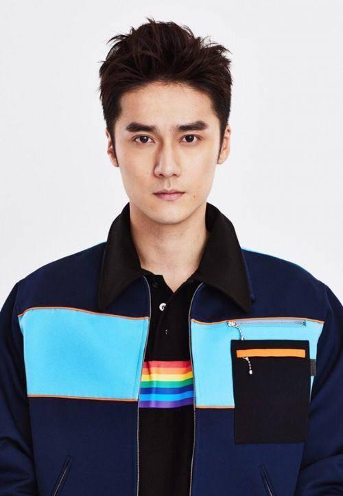 年轻时的钱枫,不止测温温润如君子,正面颜值也相当能打,如上图这张穿