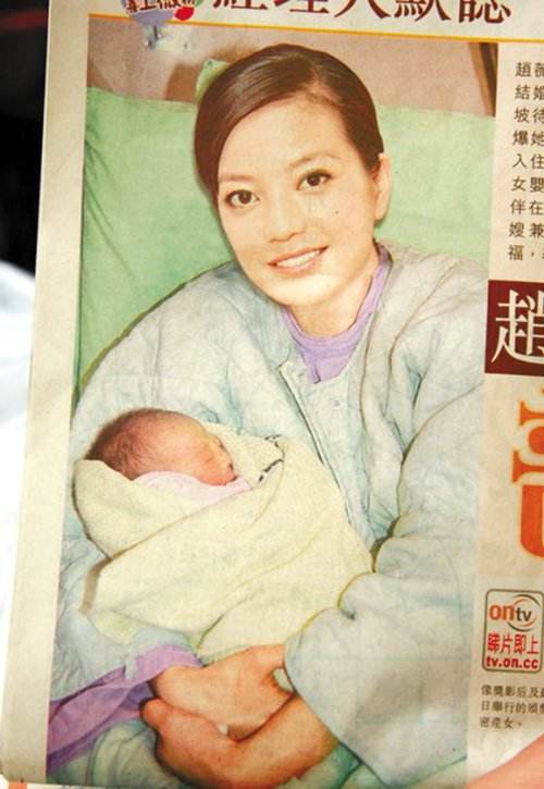 扎着两个马尾辫的小四月,网友:这还是赵薇的女儿吗?