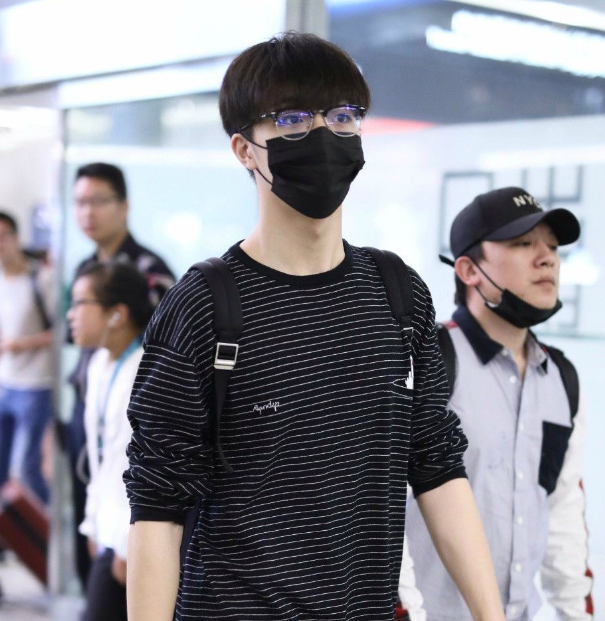 陈立农一身黑衣口罩遮面低调现身,遭粉丝包围双手合十致谢_新浪看点