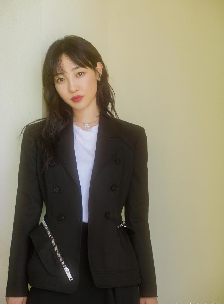 白百何长发造型竟美到不敢认! 抛开人设, 她绝对是行走的衣架子!