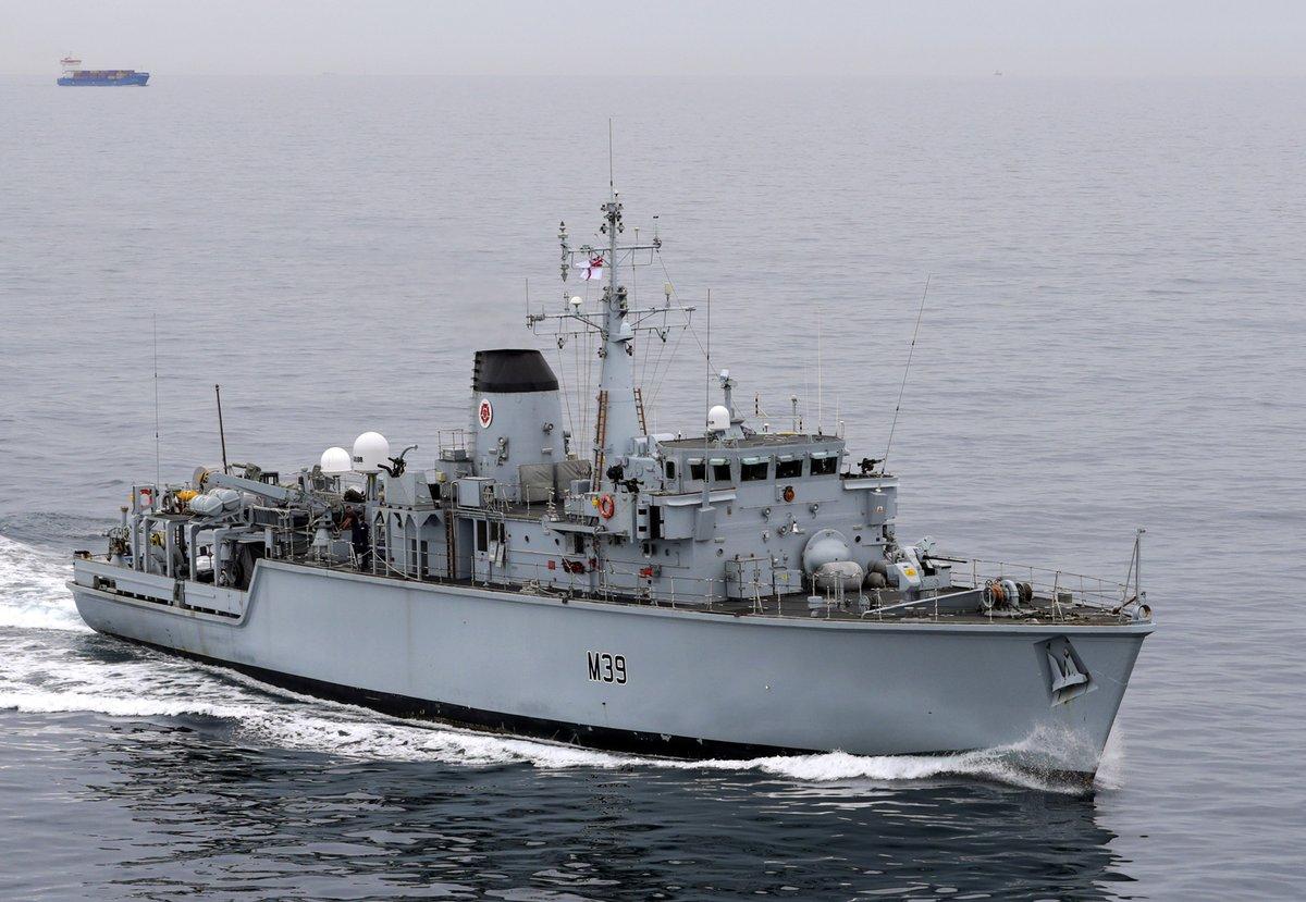 目前英国海军能动的作战舰艇只有9艘左右,还得满