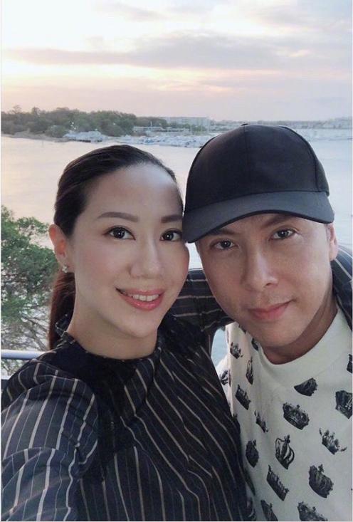 54岁甄子丹晒亲密照,与妻子二人合体秀恩爱,14岁女儿有超模风范