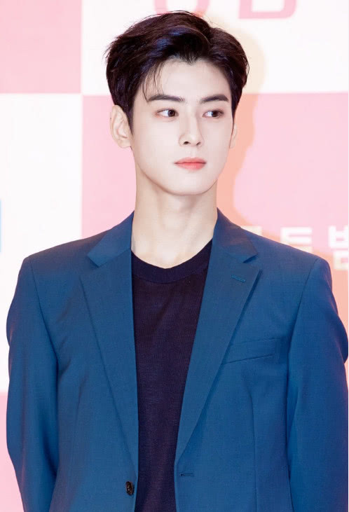 被誉为"脸蛋天才"的车银优,穿上蓝色西装,"秒变"漫画男主角?