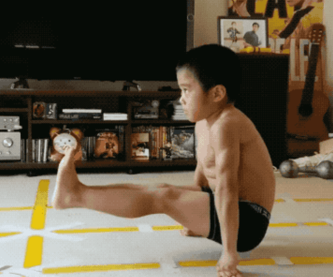 小学生秀出健美发达肌肉走红网络