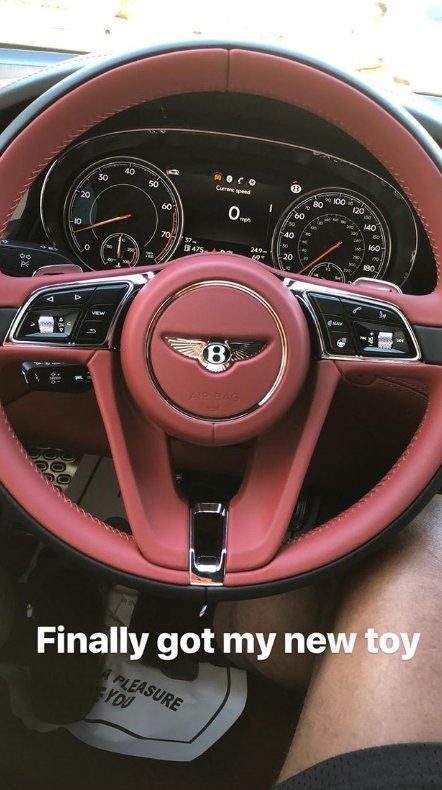 有人去旅游,有人买豪车,有人拍抖音,他们却默默