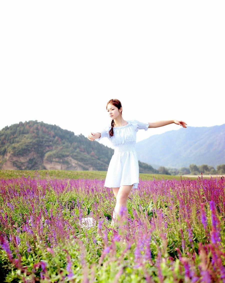 一个在开满花朵地里那翩翩起舞的美丽女孩|鲜花|舞蹈|美女_新浪新闻