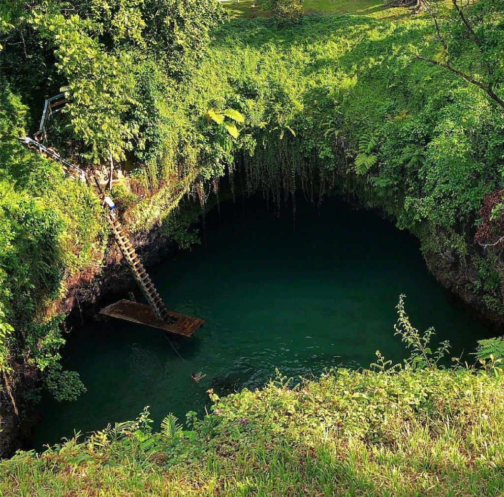 位于萨摩亚的苏阿海沟(to sua ocean trench)绝美的天然泳池