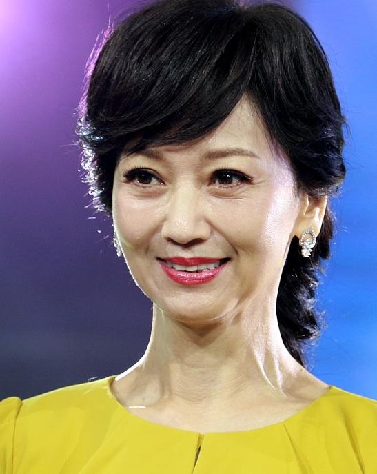 64岁赵雅芝近照,网友:素颜不如刘晓庆显年轻!
