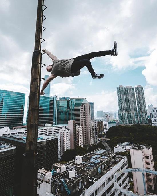 国外街健大神零安全措施楼顶边缘玩倒立!堪比极限咏宁!