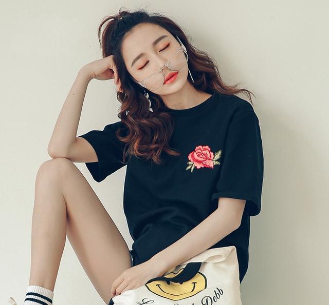 23-30岁姑娘穿一件清新t恤百搭又清爽, 夏日彻底摆脱闷热