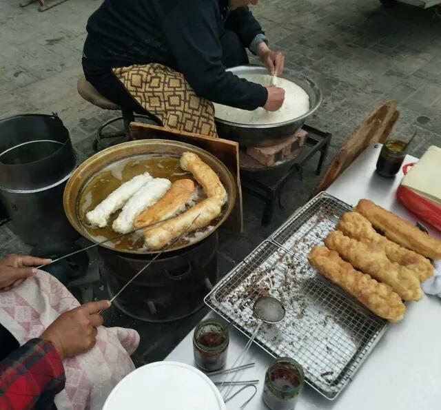老人炸油条像绣花, 每天只一盆卖完就走, 想吃还得趁早