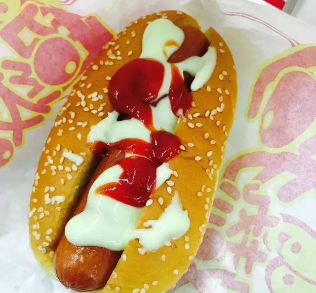 热狗大亨▼爽口弹牙的鱼蛋配上特制咖喱汁,再根据个人口味淋上不同的