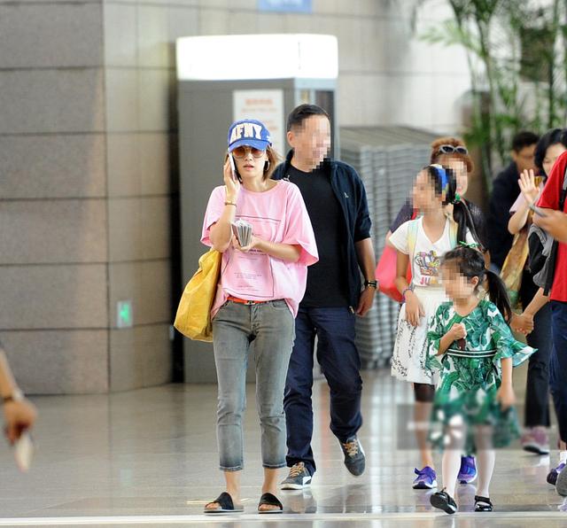 马伊琍携家人现身机场,俩女儿背双肩包穿短裙可爱抢镜