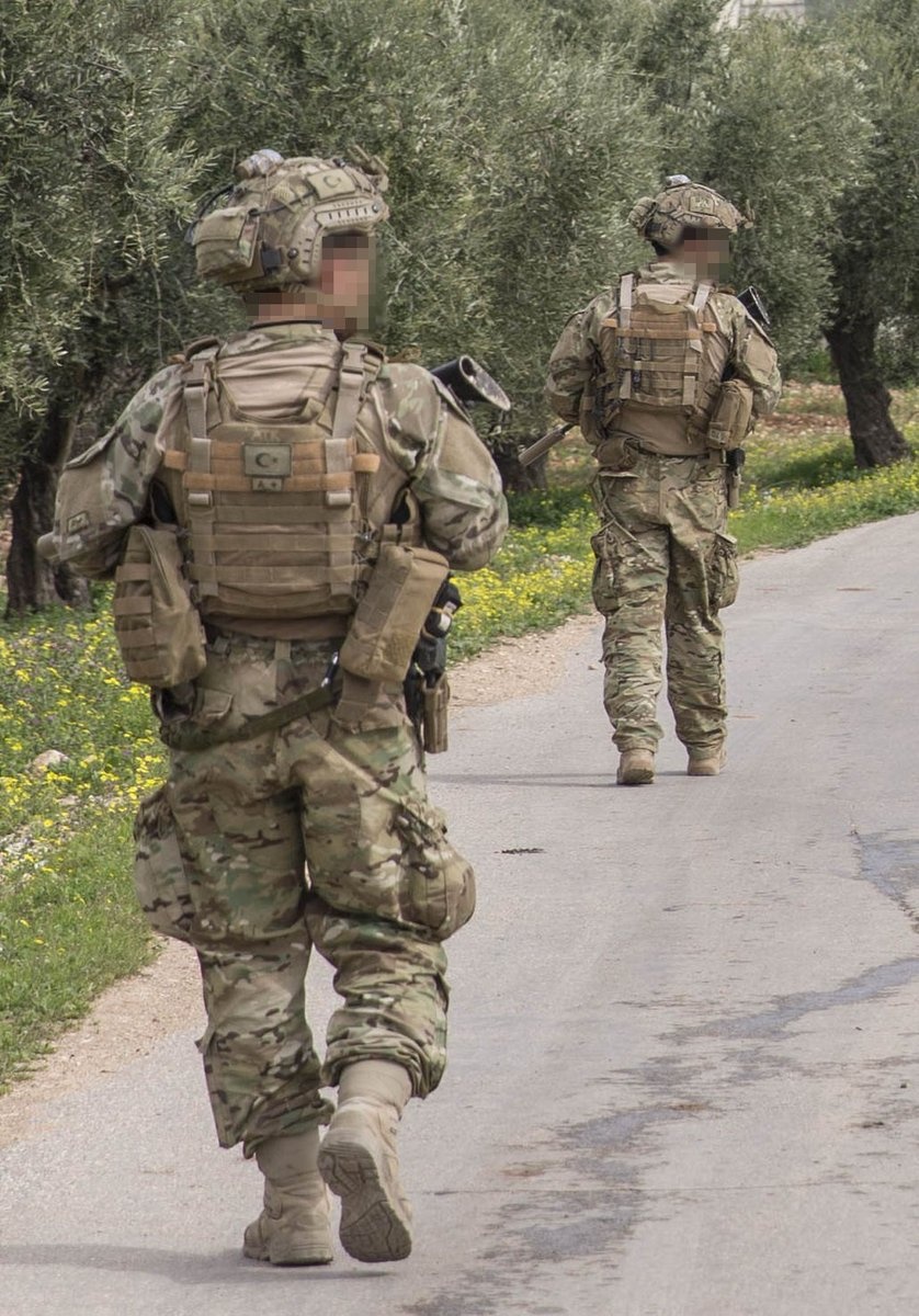 土耳其海军特种部队 "水下突击队"(sat)的士兵在叙利亚阿夫林巡逻并