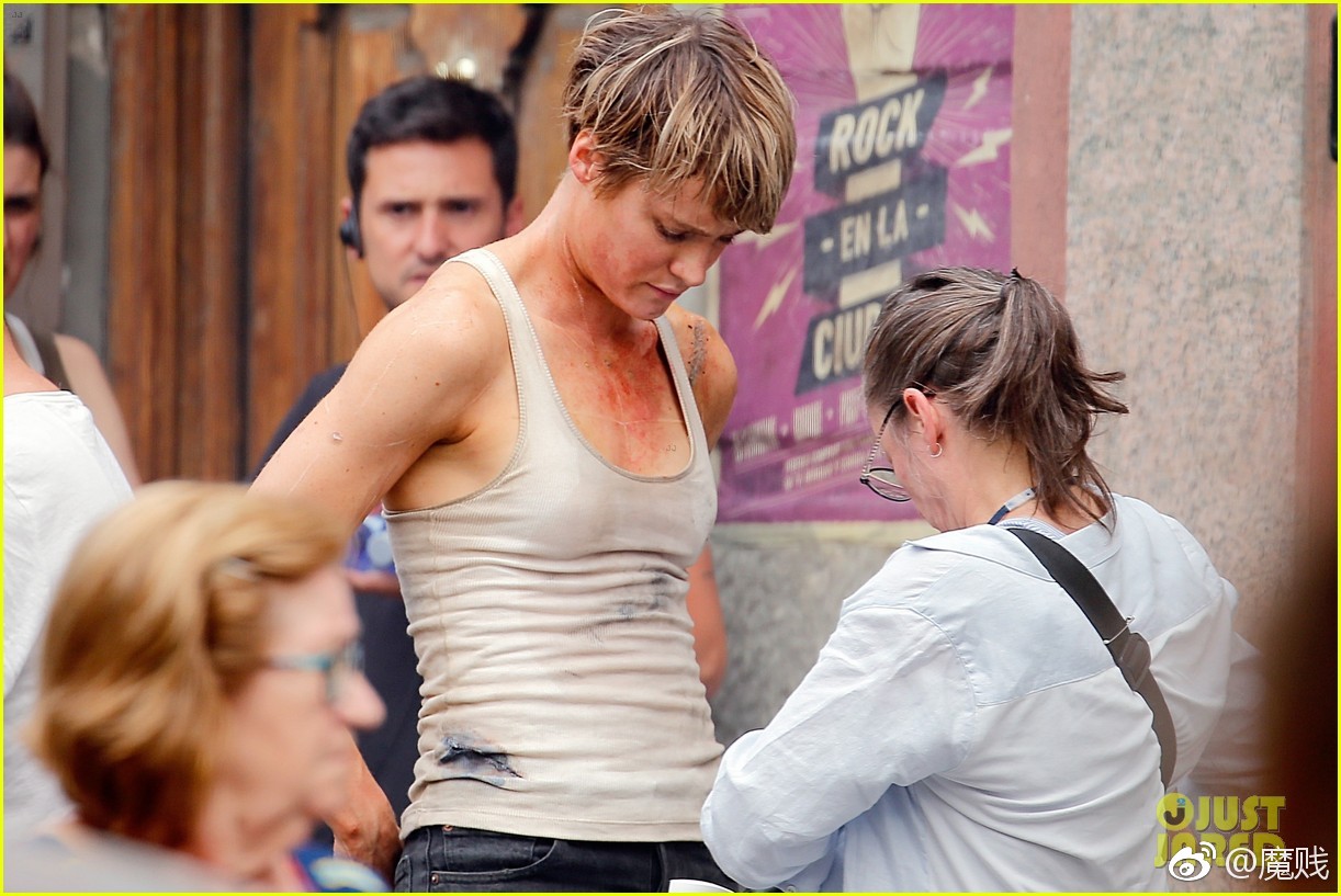 更多新版《》电影女主mackenzie davis 的片场照