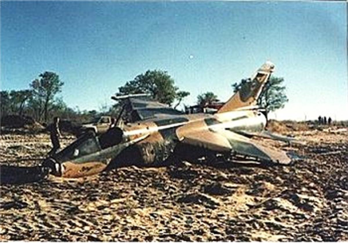 图为坠毁的幻影f1战机事实上当时的贝宁作为西非一个人口不到500万的