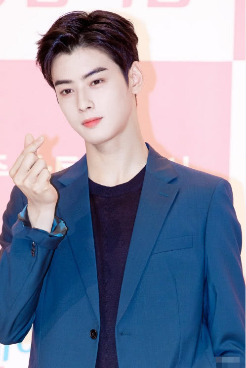 被誉为"脸蛋天才"的车银优,穿上蓝色西装,"秒变"漫画男主角?