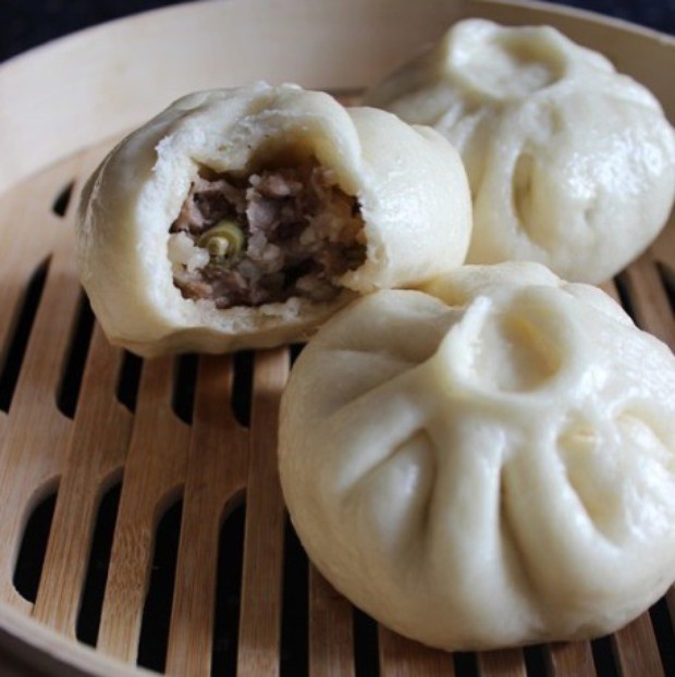 6,将肉丁放入凉好的豆角丁里,再加入少量的酱油和植物油拌匀,最后加入