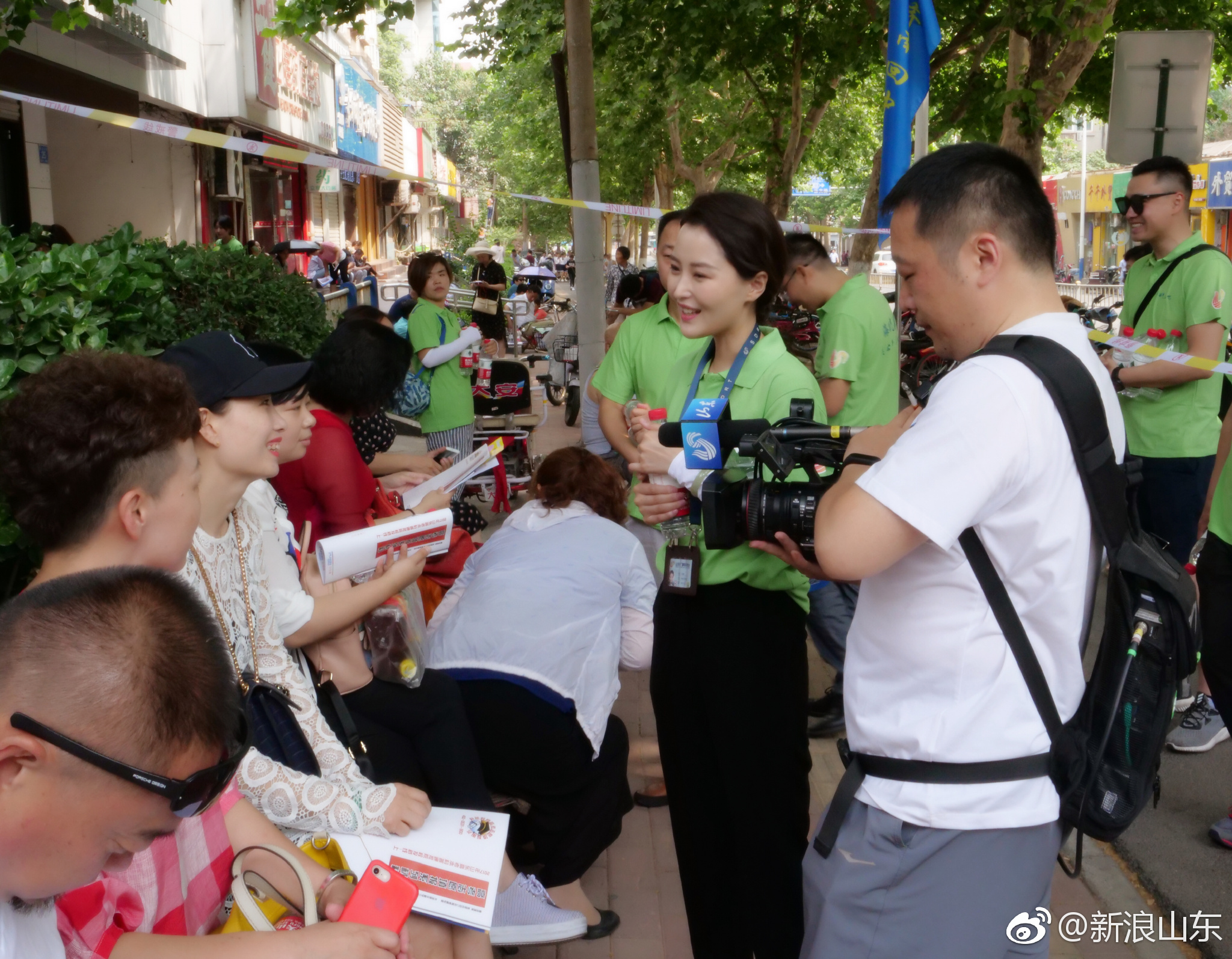 今天是高考第一天,山东广播电视台主播海丽和社会爱心