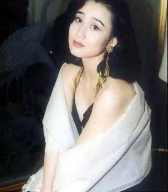 看了利智年轻时候的素颜照,终于明白李连杰为何会抛妻弃子!