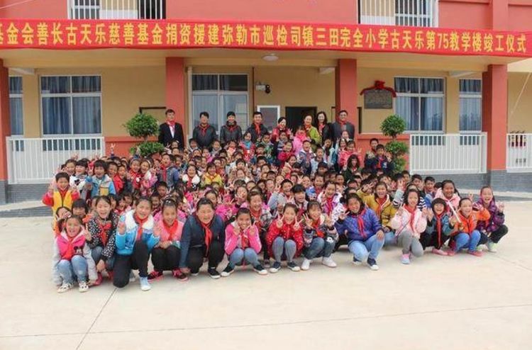 古天乐得世界杰出华人奖, 低调回应捐建的105所学校真相