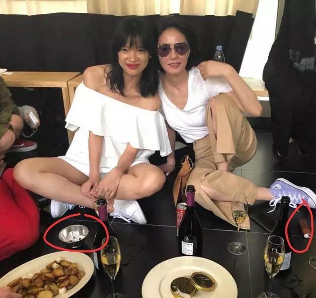 王菲活动犯烟瘾,一口气抽十几根?被称为社会王