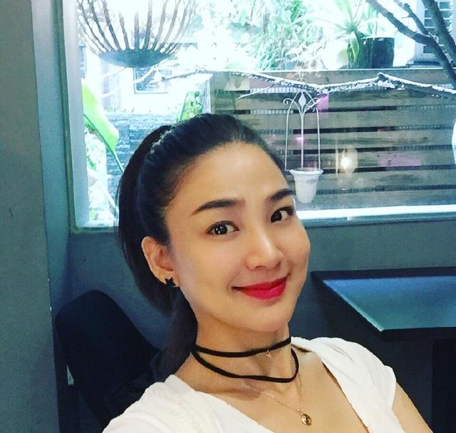 40岁洪小铃厉害了白色背心紧身裤少女感十足网友年轻20岁