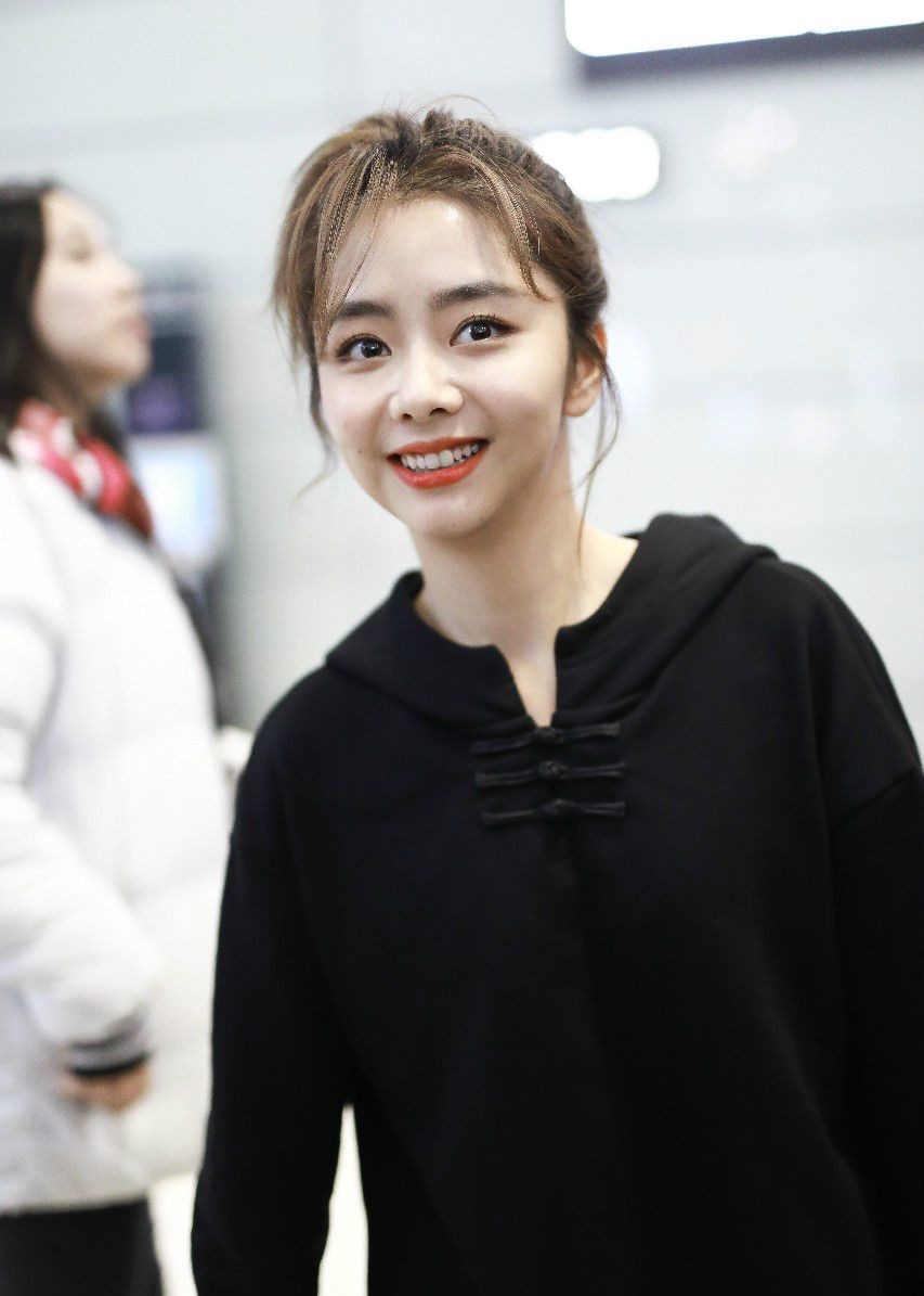 谭松韵扎高马尾辫穿黑色卫衣现身机场,皮肤白皙笑容灿烂