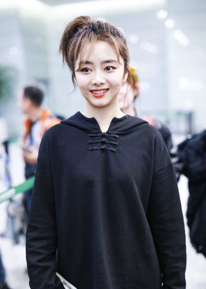 谭松韵扎高马尾辫穿黑色卫衣现身机场,皮肤白皙笑容灿烂