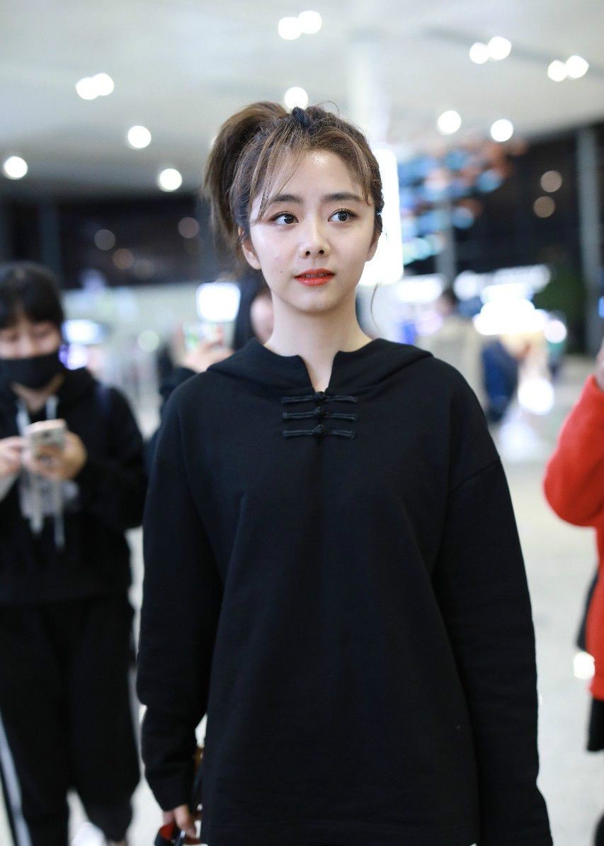 谭松韵扎高马尾辫穿黑色卫衣现身机场,皮肤白皙笑容灿烂
