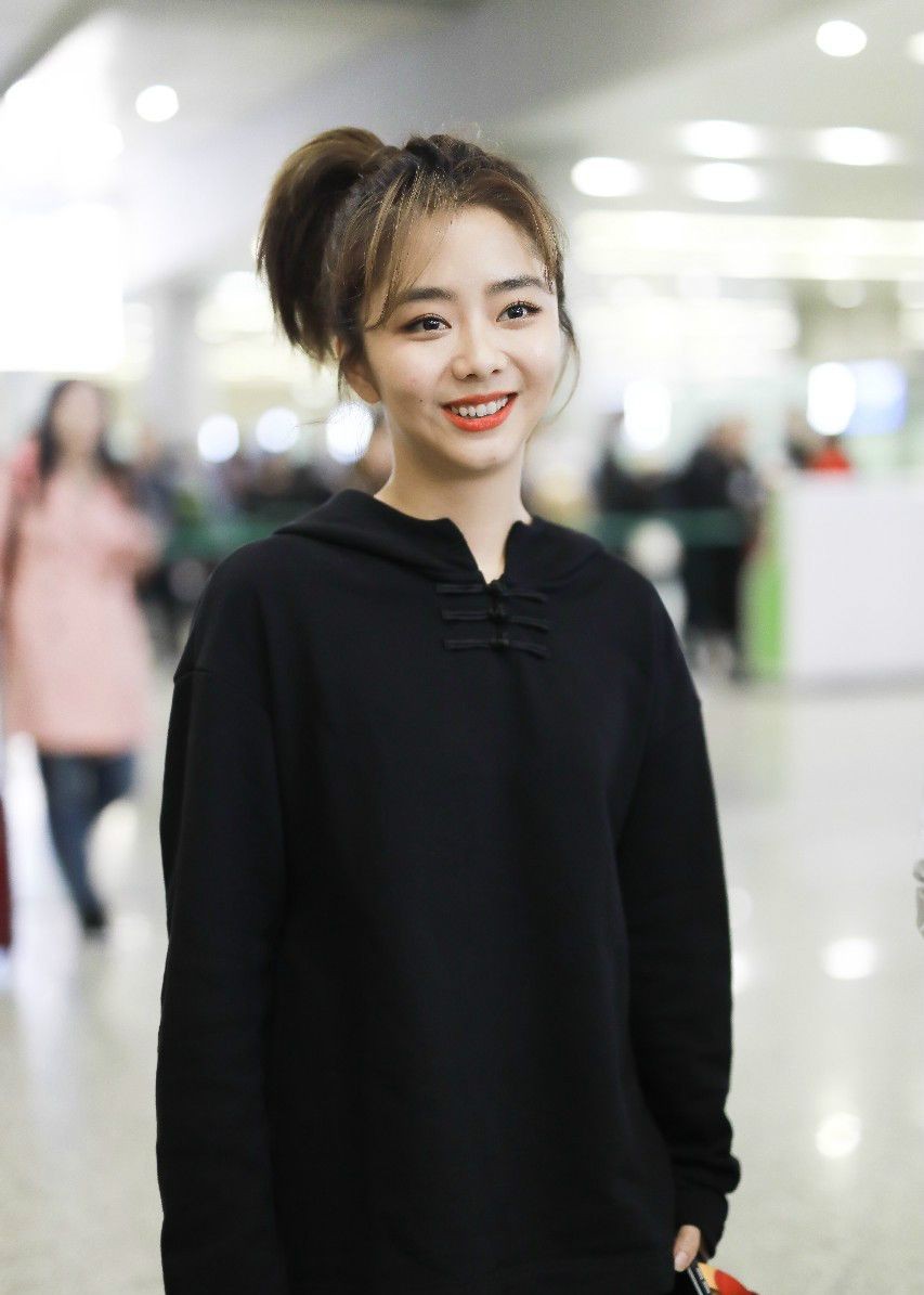 谭松韵扎高马尾辫穿黑色卫衣现身机场,皮肤白皙笑容灿烂