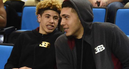 他的时候顺便也吹捧了他的二弟利安杰洛-鲍尔和他的小弟拉梅洛-鲍尔