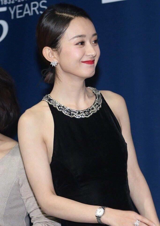 赵丽颖性感起来也是不输阵的,几次穿搭都有一种朦胧美!